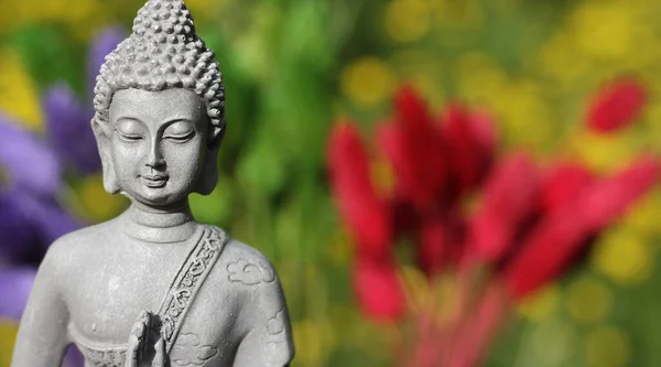 Статуя Будди з полем жовтих квітів у фоновому режимі Нехай DOF — стокове фото