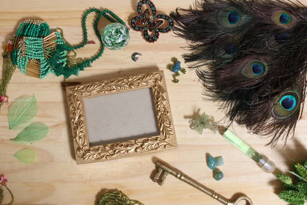 Πράσινο Κόσμημα Και Peacock Feathers Χρυσό Πλαίσιο Εικόνας Στο Ξύλο — Φωτογραφία Αρχείου