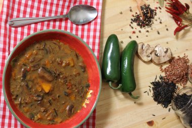 Yaban pilavlı mantar ve biber çorbası. Tatlı Bell Peppers ve Hafif Jalapenos karışımı.