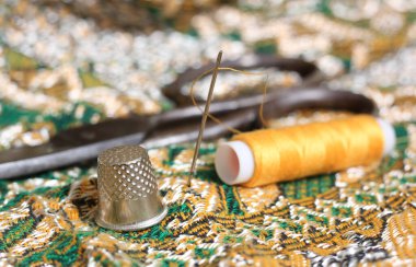 Orta Doğu 'dan Kaliteli Kumaş Üzerine Altın İplik ve Yüksük