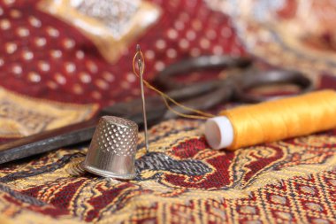 Orta Doğu 'dan Kaliteli Kumaş Üzerine Altın İplik ve Yüksük