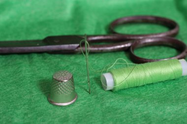 Yeşil İplik, Yüksük ve İğne Makarnası Yeşil Kumaşa Yaklaş