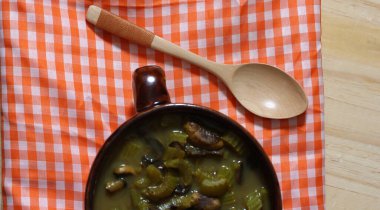 Köy Mutfağında Baharatlı Sebze Çorbası ve Kereviz Çorbası