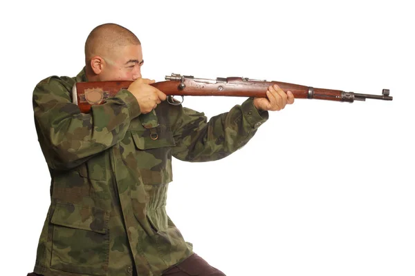 Homme Portant Camouflage Tenant Pistolet Isolé Sur Blanc — Photo