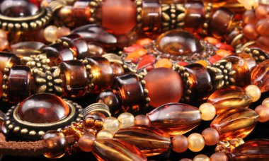 Siyah Arkaplanda Kolye ve Bilezikler, Satılık Yerel Zanaat Mücevherlerini Kapatın