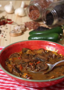 Yaban pilavlı mantar ve biber çorbası. Tatlı Bell Peppers ve Hafif Jalapenos karışımı.