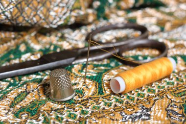 Orta Doğu 'dan Kaliteli Kumaş Üzerine Altın İplik ve Yüksük
