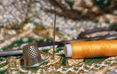 Orta Doğu 'dan Kaliteli Kumaş Üzerine Altın İplik ve Yüksük