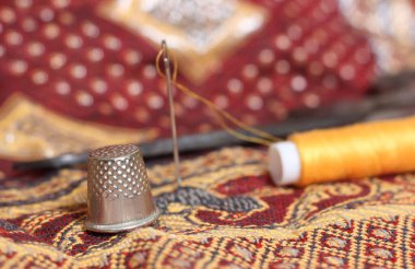 Orta Doğu 'dan Kaliteli Kumaş Üzerine Altın İplik ve Yüksük