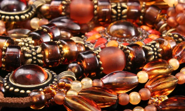 Siyah Arkaplanda Kolye ve Bilezikler, Satılık Yerel Zanaat Mücevherlerini Kapatın