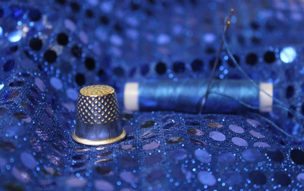 Hilo Azul Con Aguja Dedal Vestido Noche Azul —  Fotos de Stock