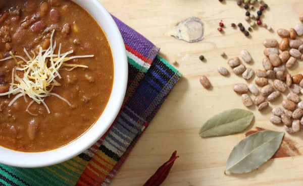Arka planda biberli, baharatlı ve kuru fasulyeli Pinto fasulyeli bir kase biber.