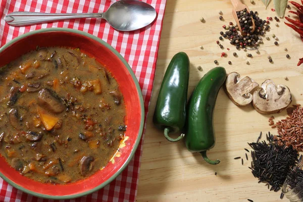 Yaban pilavlı mantar ve biber çorbası. Tatlı Bell Peppers ve Hafif Jalapenos karışımı.