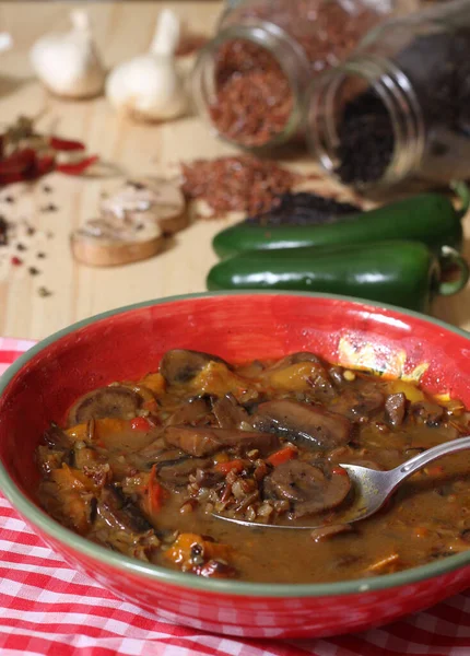 Yaban pilavlı mantar ve biber çorbası. Tatlı Bell Peppers ve Hafif Jalapenos karışımı.