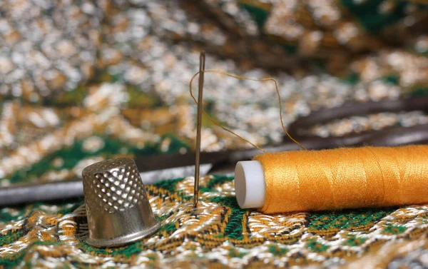 Orta Doğu 'dan Kaliteli Kumaş Üzerine Altın İplik ve Yüksük