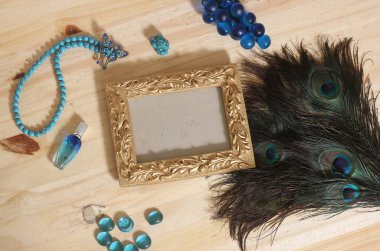 Mavi Mücevher ve Tavus Kuşu Tüyleri Ahşap Arkaplanda Altın Resim Çerçevesi