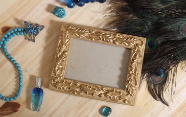 Mavi Mücevher ve Tavus Kuşu Tüyleri Ahşap Arkaplanda Altın Resim Çerçevesi