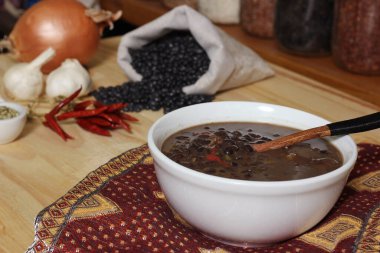 Otlar ve Baharatlar Kırsal Masada Arka planda Siyah Fasulyeli