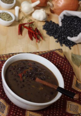 Otlar ve Baharatlar Kırsal Masada Arka planda Siyah Fasulyeli