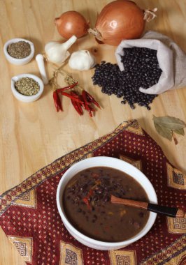 Otlar ve Baharatlar Kırsal Masada Arka planda Siyah Fasulyeli