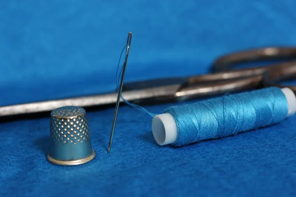 Spule Aus Blauem Faden Fingerhut Und Nadel Auf Blauem Stoff — Stockfoto
