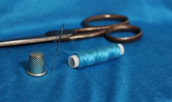 Spule Aus Blauem Faden Fingerhut Und Nadel Auf Blauem Stoff — Stockfoto