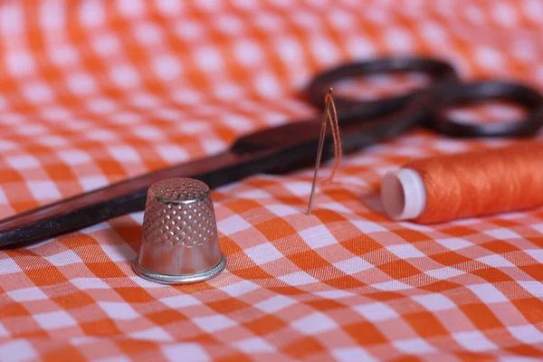 Orange White Checkered Fabric Thimble Spool Orange Thread Vintage Scissors — Stock Photo, Image