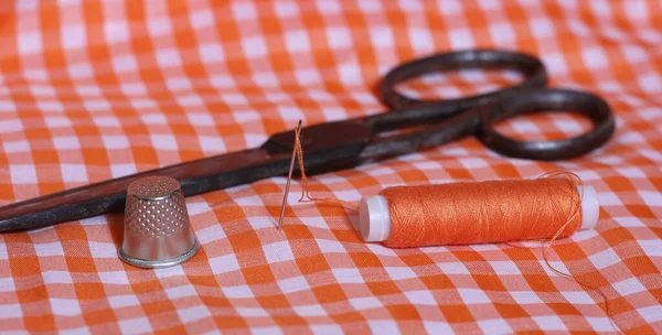 Oranje Wit Geruite Stof Met Vingerhoedje Spoel Van Oranje Draad — Stockfoto