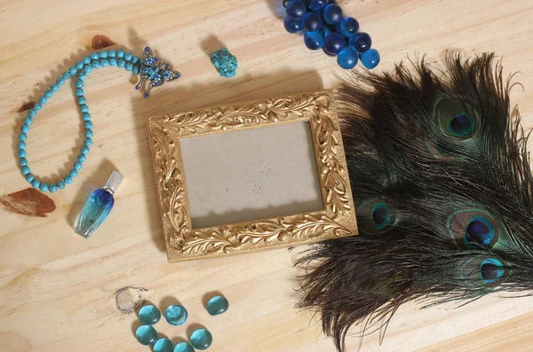 Mavi Mücevher ve Tavus Kuşu Tüyleri Ahşap Arkaplanda Altın Resim Çerçevesi