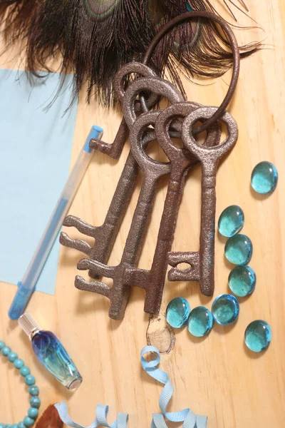 Antique Metal Skeleton Keys Peacock Feathers Wooden Table —  Fotos de Stock