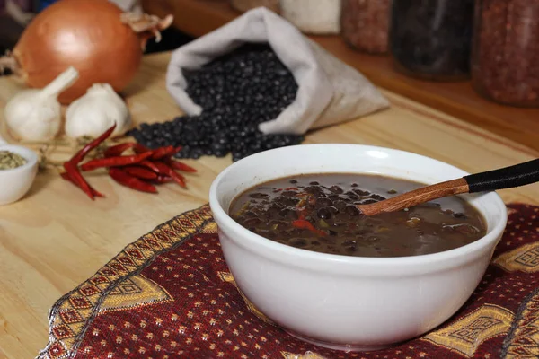 Otlar ve Baharatlar Kırsal Masada Arka planda Siyah Fasulyeli