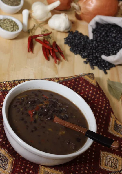 Otlar ve Baharatlar Kırsal Masada Arka planda Siyah Fasulyeli