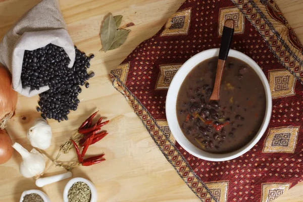 Otlar ve Baharatlar Kırsal Masada Arka planda Siyah Fasulyeli