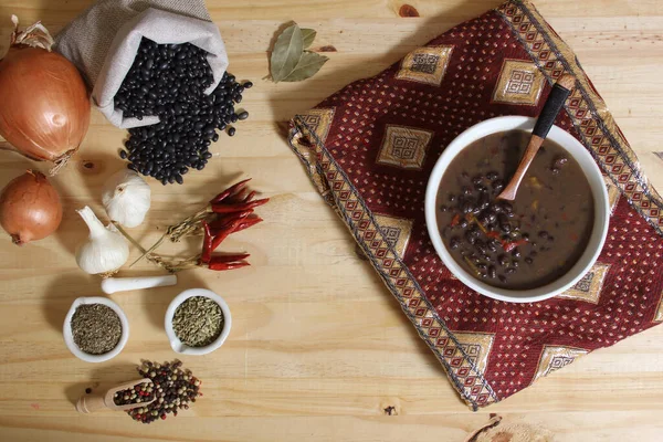 Otlar ve Baharatlar Kırsal Masada Arka planda Siyah Fasulyeli