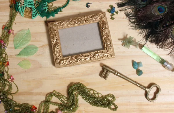 Zielona Biżuteria Paw Pióra Złotą Ramą Obraz Drewnie Powrót — Zdjęcie stockowe