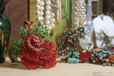 Arka planda mücevher kutusu olan klasik yapay elmas bilezik, gül bileziği.