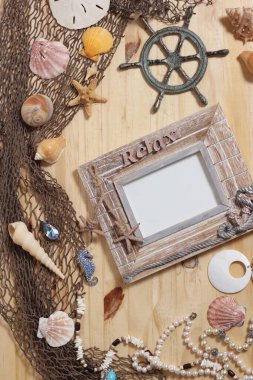 Ahşap Arkaplanda Deniz Kabukları ve Balık Ağı ile Boş Çerçeve. Deniz ve Kıyı TemasıName