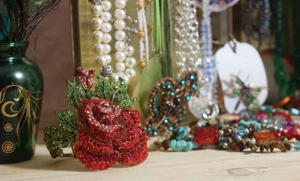 Pulseira Rosa Strass Vintage Com Caixa Jóias Fundo Raso Dof — Fotografia de Stock