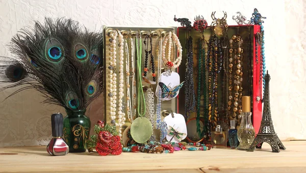 古色古香天鹅绒制作的珠宝盒及梳妆台上的磁钩 — 图库照片