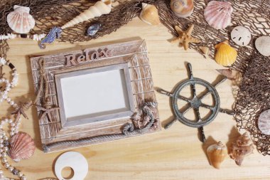 Ahşap Arkaplanda Deniz Kabukları ve Balık Ağı ile Boş Çerçeve. Deniz ve Kıyı TemasıName