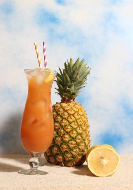 Plajda Turuncu ve Ananas Mavisi Gökyüzü Arkaplanlı Tropik Kasırga İçkisi