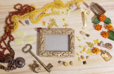 Sarı ve Kahverengi Mücevher ve Mücevherat ve Vintage Brass Anahtarı Ahşap Masada