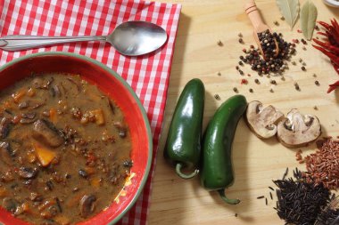 Yaban pilavlı mantar ve biber çorbası. Tatlı Bell Peppers ve Hafif Jalapenos karışımı.