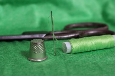 Yeşil İplik, Yüksük ve Şırınga Yeşil Kumaşta