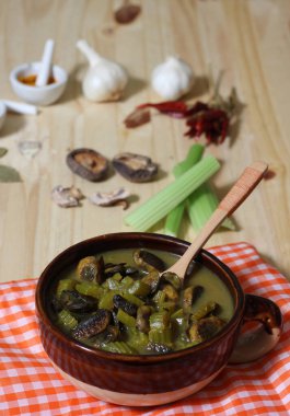 Yürekli mantar ve baharatlı sebze çorbası.