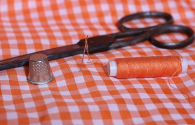 Turuncu ve Beyaz Damalı Kumaş Yüksük ve Turuncu İplik Makarası