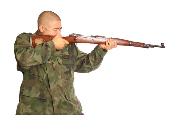 Muž v kamufláži drží zbraň izolované na bílém pozadí — Stock fotografie