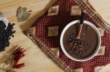 Baharatlı ve kuru fasulyeli, ahşap masadaki siyah fasulye.