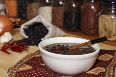 Baharatlı ve kuru fasulyeli, ahşap masadaki siyah fasulye.