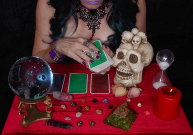 Kristal küreli ve tarot kartlı kadın medyum, sığ DOF